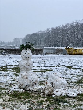 Dysfunctional family, unknown artists